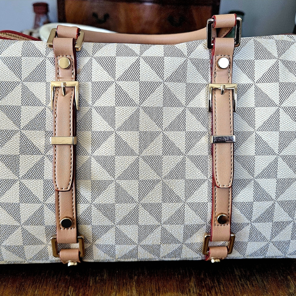 Elegant Beige and Cream Women's Travel Bag